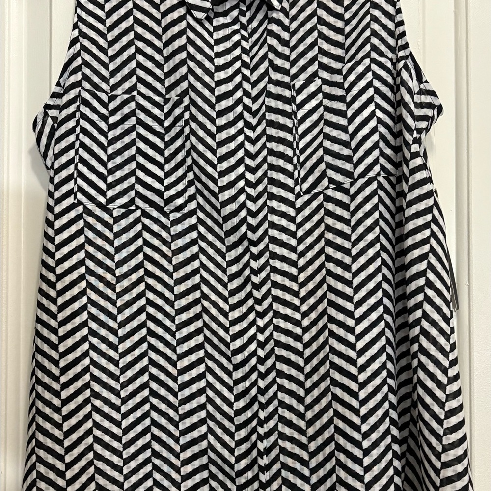 Black and White Sleeveless Chevron Top - Picture 3 of 7